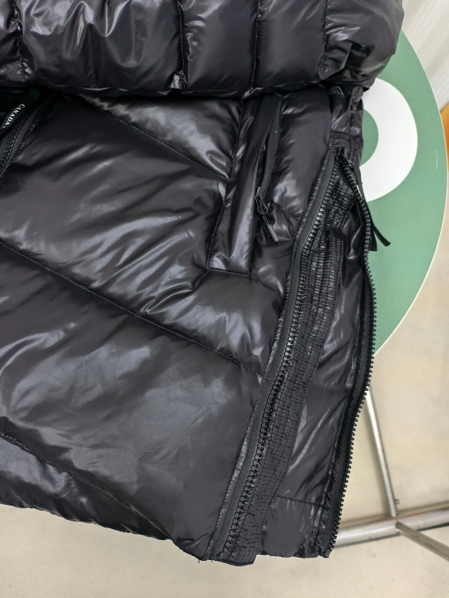 P1060 Big Goose 2239L Women's Puff Bread Jacket [Specially for foreign trade with high quality] Canada Goose Canada Goose Cypress Series Hooded Waterproof, Windproof and Warm Down Jacket Women's The new style of the Cypress series will make you stand out. This down jacket is an ideal winter piece. This style is filled with white duck down. Featuring a thin, channel-filled construction with lightweight fabrics and trim, it feels lightweight and adds warmth. The chin-protecting suede knit stand-up collar is soft and adds comfort. An adjustable down hood with cord closure adds warmth and protection against the elements. The back is designed with the iconic double-stripe black reflective decorative stripes to make you more visible in dim environments. The inner layer has removable elastic straps, making the jacket easy to carry on the shoulder and hands-free. Side zipper gusset dries and breathes when moving. Color: black with red label, silver birch Size: XS-2XL